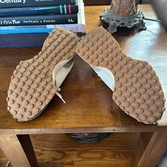 New Balance Cream Sneakers Retro-Inspired Design - Picture 4 of 4